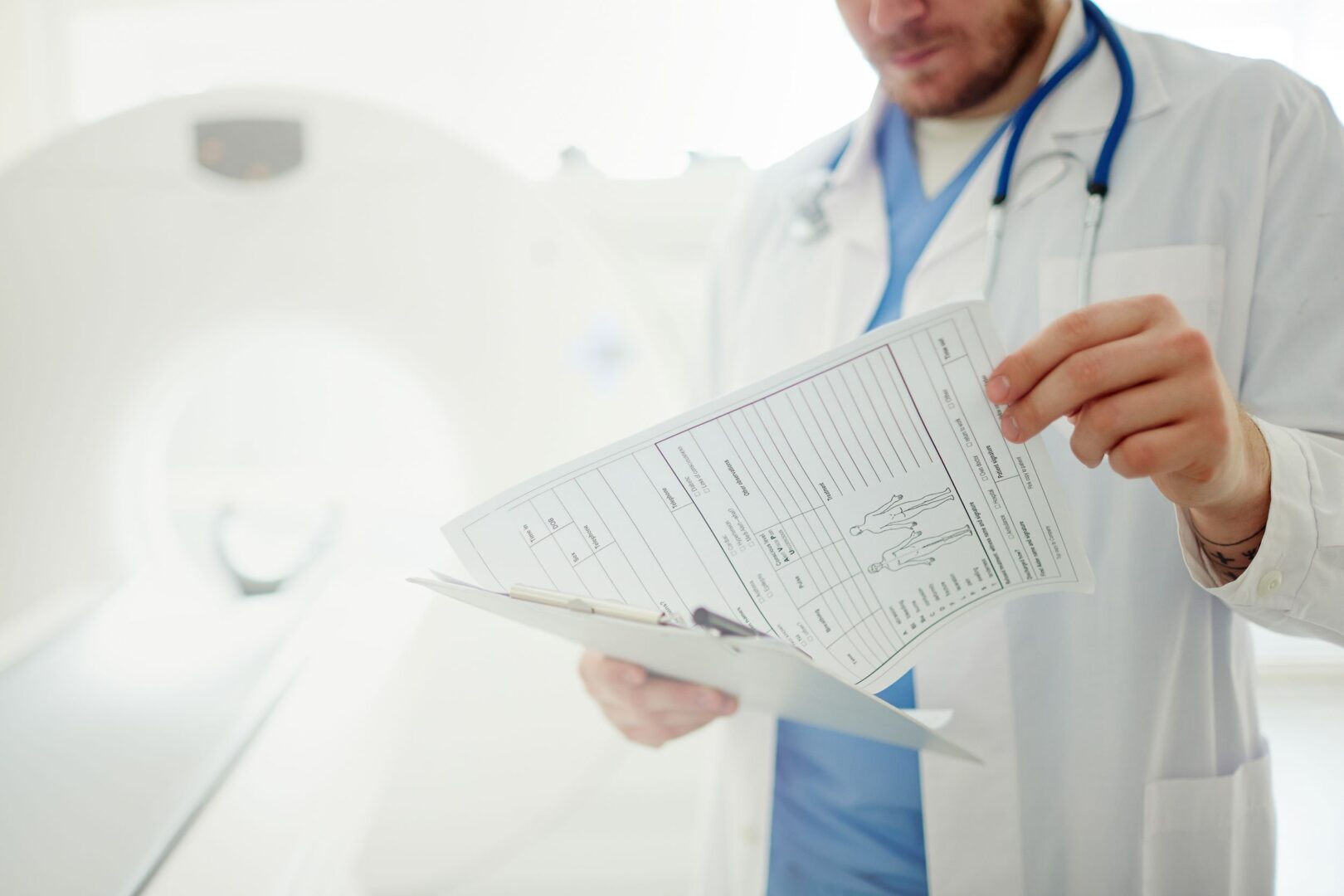 Ir ao médico periodicamente e realizar exames de rotina também são hábitos que contribuem para uma vida saudável. A importância dos hábitos saudáveis na manutenção da saúde